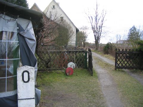 Kilometerstein 0,0 und Bahnwrterhuschen